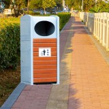 戶外公園的環(huán)保擔(dān)當(dāng)方形鋼木垃圾桶