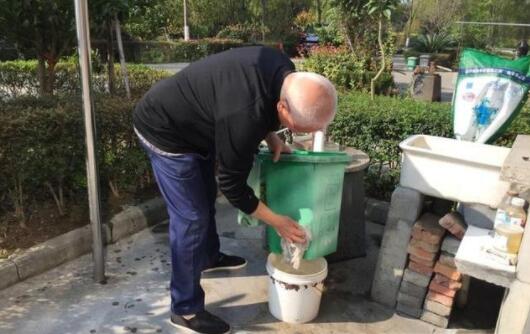“怪人”愛(ài)給垃圾桶洗澡